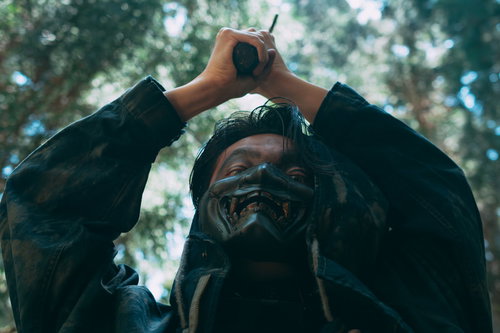 とどめを刺しに振りかぶる山賊の男性の狂気的な襲撃シーン