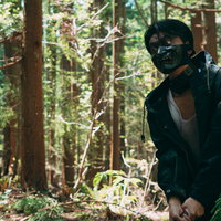 森を彷徨う野盗と山賊のマスク姿の写真