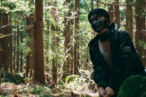 森を彷徨う野盗と山賊のマスク姿