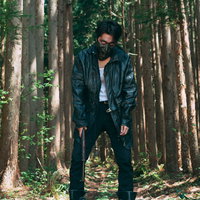 山道に立ち塞がる不審者の男性の写真