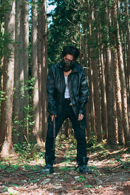 山道に立ち塞がる不審者の男性