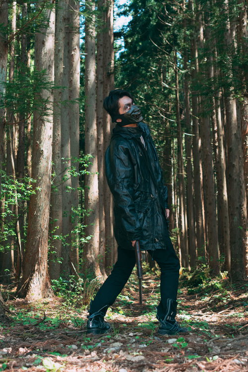 山道で出くわした山賊、黒いレインコートで立ち塞がる男性