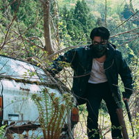 バトロワ系で武器が近接のみの男性が森で襲撃を仕掛ける状態の写真