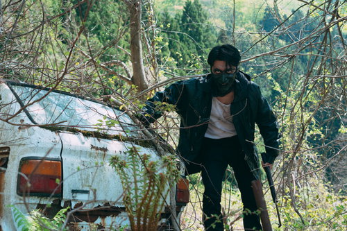 バトロワ系で武器が近接のみの男性が森で襲撃を仕掛ける状態