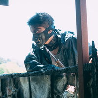 廃墟を探索する狂人が刃物を握り隠れる野盗の襲撃の写真
