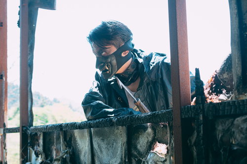 廃墟を探索する狂人が刃物を握り隠れる野盗の襲撃