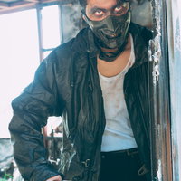 廃墟に潜む武器を持つ不審者の写真