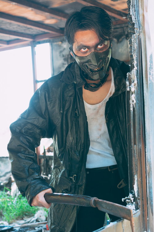 廃墟に潜む武器を持つ不審者