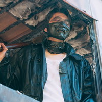 黒いデビルマスクと革ジャケットを着た男性の写真