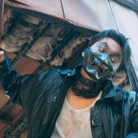 バッドエンドを迎える武器を持つ不審な男性の写真