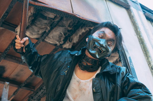 バッドエンドを迎える武器を持つ不審な男性