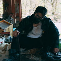 汚物は消毒しそうな輩に遭遇、フード被った男性の写真