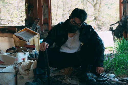 汚物は消毒しそうな輩に遭遇、フード被った男性