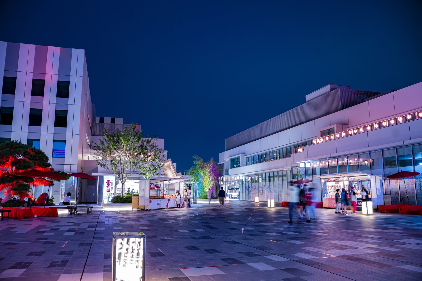 ライトアップされた羽田イノベーションシティの夜景