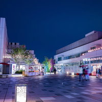 夜間にライトアップされた羽田イノベーションシティの複合施設の写真