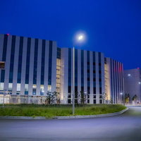 夜景の街灯に照らされた羽田イノベーションシティの外観の写真