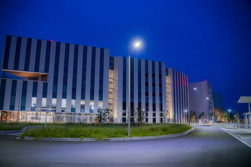 夜景の街灯に照らされた羽田イノベーションシティの外観