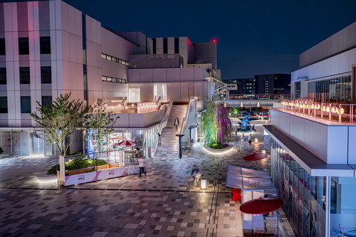 夜間営業する羽田イノベーションシティの通路を行き交う人々