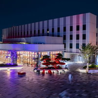 夜間にライトアップされる羽田イノベーションシティの夜景の写真