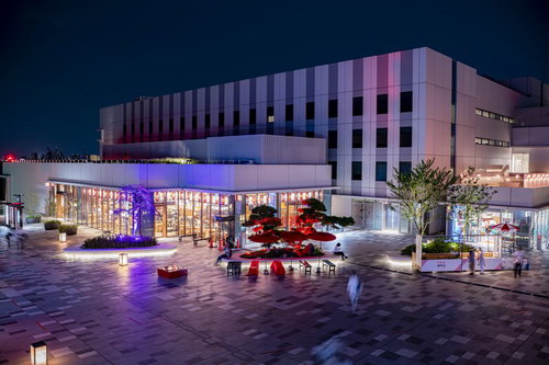 夜間にライトアップされる羽田イノベーションシティの夜景