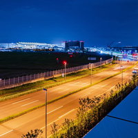 夜間に照らされた遠景の羽田空港と羽田イノベーションシティの写真