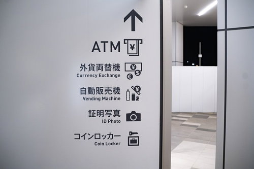 大規模総合施設内の案内板と矢印表示システム