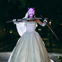 恨みを持つ鬼の花嫁が夜道で刀を抜く般若の面の写真
