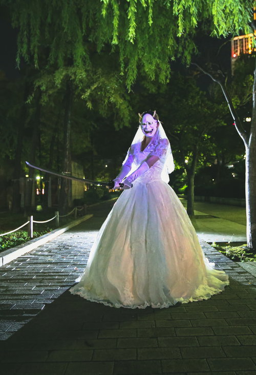 嫉妬に駆られて夜道で刀を振りかざす鬼嫁の般若のお面