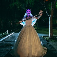 ウェディングドレス姿で日本刀を抜く激怒した鬼嫁の写真