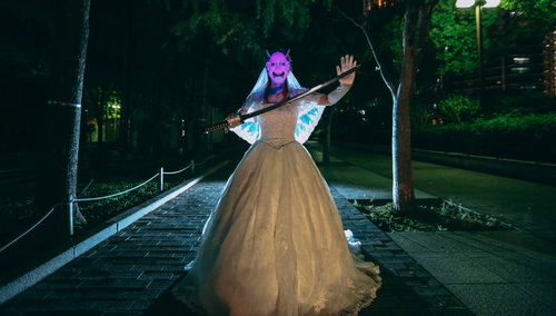 ウェディングドレス姿で日本刀を抜く激怒した鬼嫁