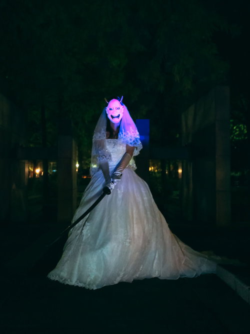 夜道に反射面が光る般若の面をつけた鬼嫁が刀を握る