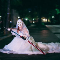 鬼の花嫁が夜道で刀を抜く激怒の瞬間の写真