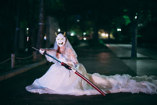 鬼の花嫁が夜道で刀を抜く激怒の瞬間