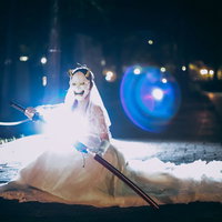 ウェディングドレスで抜刀する鬼嫁の激怒した花嫁の写真