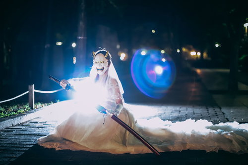 ウェディングドレスで抜刀する鬼嫁の激怒した花嫁