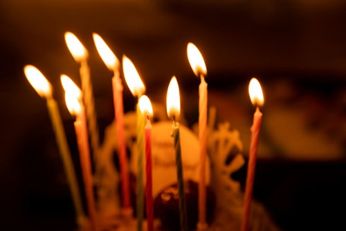 誕生日ケーキに立てられたおめでとうのロウソク