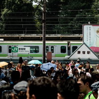 原宿駅と竹下通り入口の坂を下から撮影した風景の写真