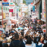 休日は人で激混み竹下通り（原宿）の雑踏と若者たちの写真