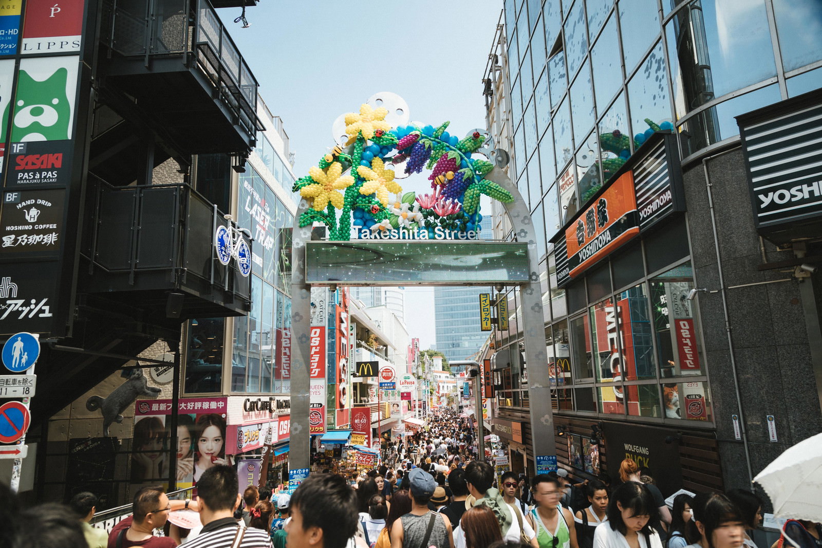 原宿の竹下通りで多くの人々が行き交う混雑した商店街の風景