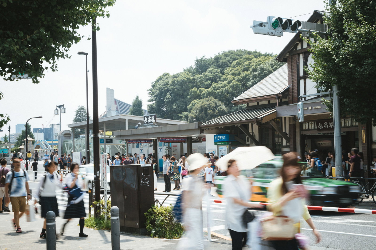 原宿駅前の横断歩道を渡る人々