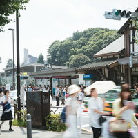 原宿駅前（表参道口）の混雑する人波の写真