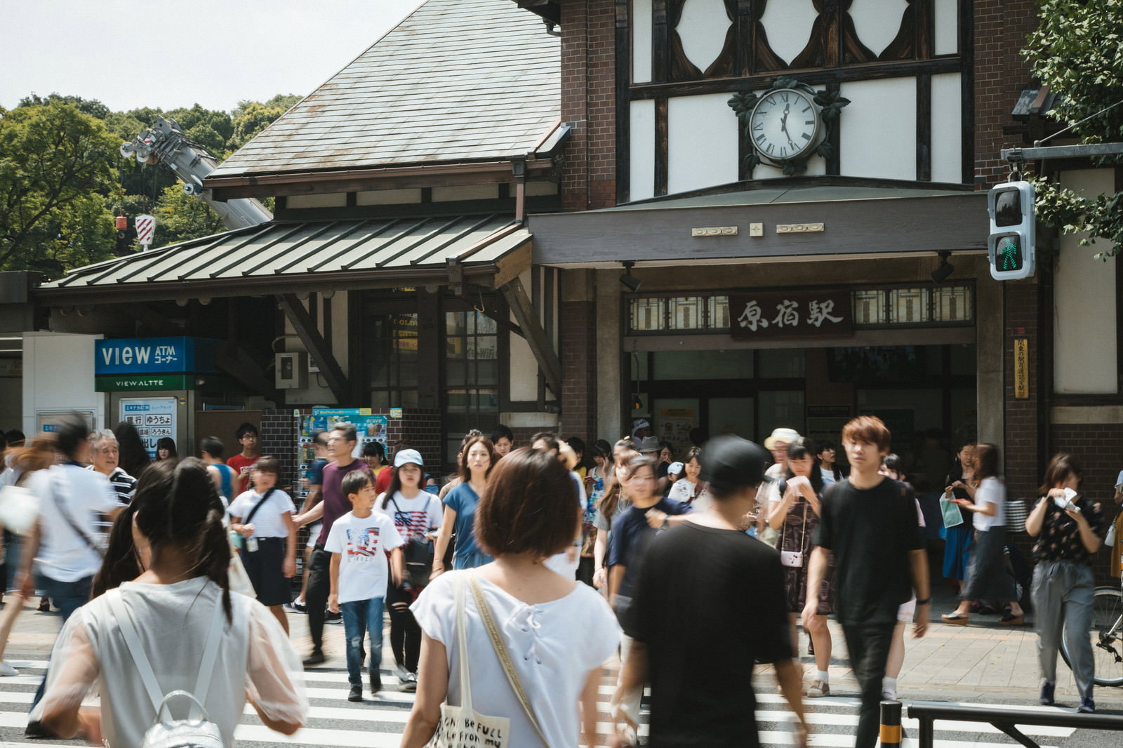 原宿駅前の横断歩道を多くの人が渡っている様子