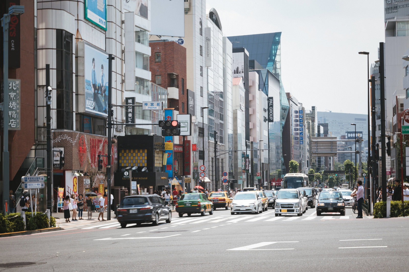 表参道と原宿を結ぶ神宮前交差点の街並み