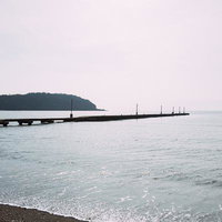 日中の原岡桟橋と穏やかな海の風景の写真