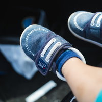 子供の小さい足と青色のシューズ（ズック）の写真