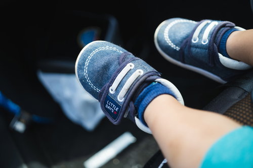 子供の小さい足と青色のシューズ（ズック）