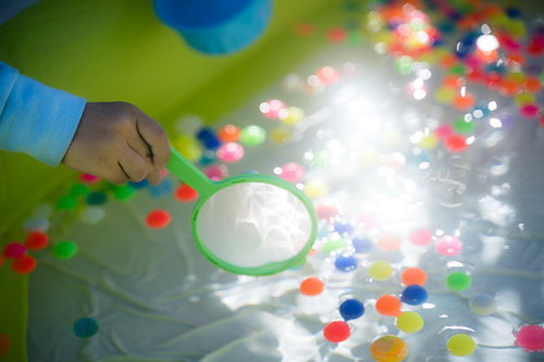 カラフルなスーパーボールすくい、緑色のポイで夏祭りの屋台遊び