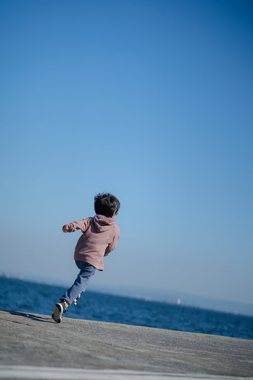 海だー！と海岸を走ってはしゃぐ子供の元気な姿