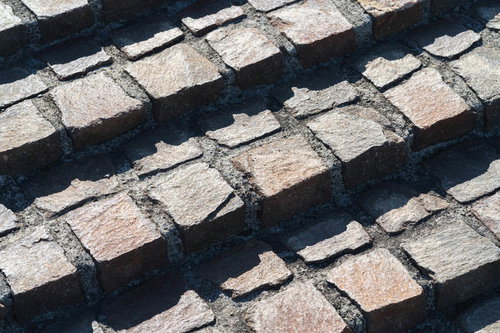 コンクリート階段の段差と斜めの影