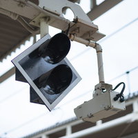 駅のホームに設置された信号と防犯カメラのの写真